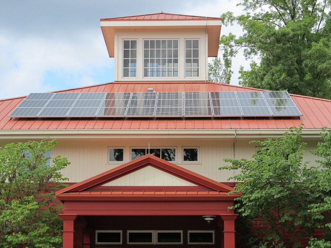 Paneles solares instalados en casa